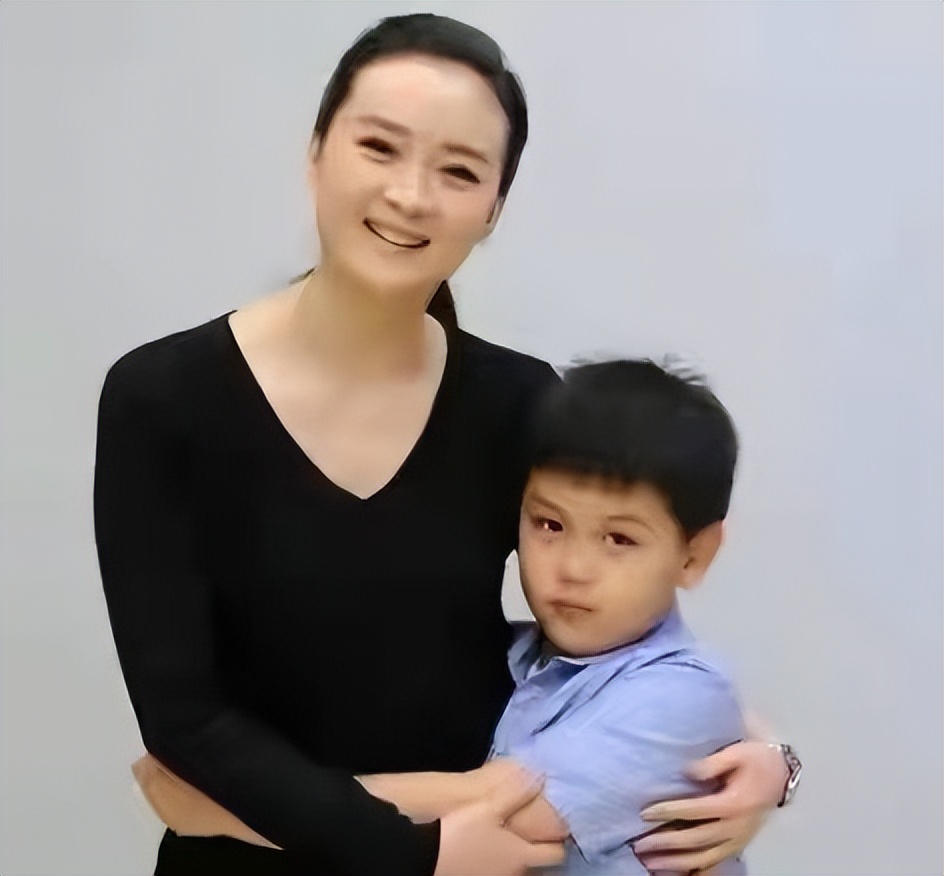 王艳23岁嫁入豪门跟老公差几岁,王艳嫁入豪门真实生活