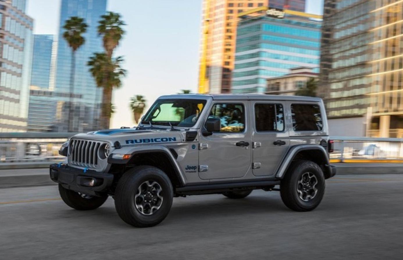 男子开着越野车上高速,男子开价值七十万元摩托车上高速