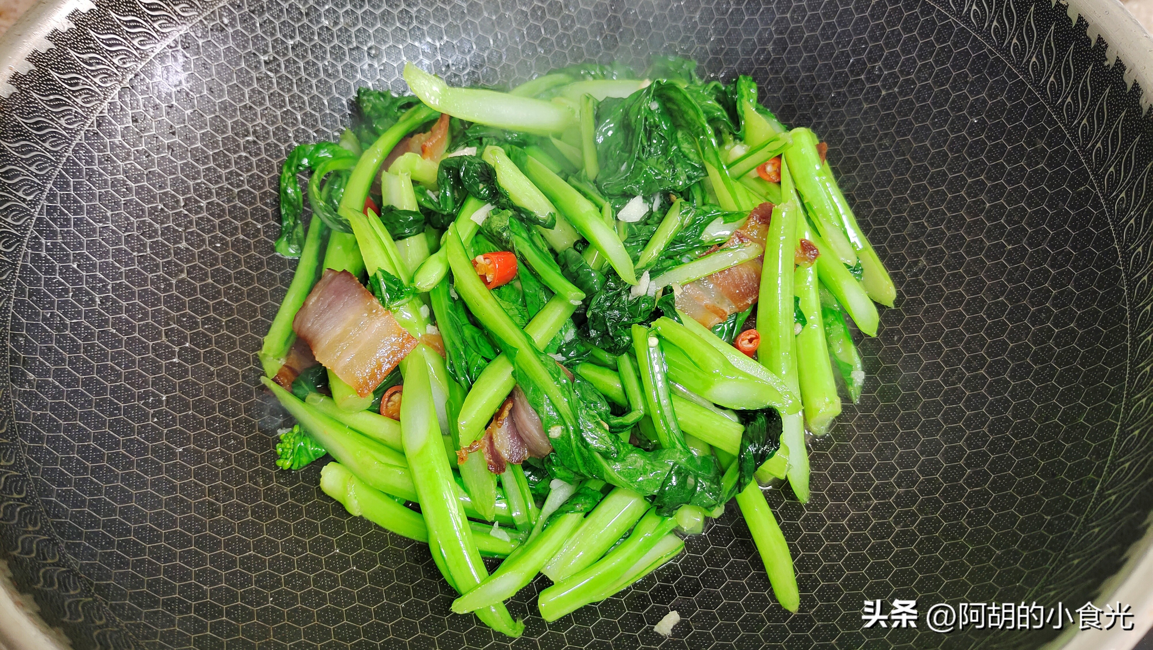 腊肉炒菜心：春天这菜“金不换”！脆嫩清甜营养丰富，谁吃谁说好