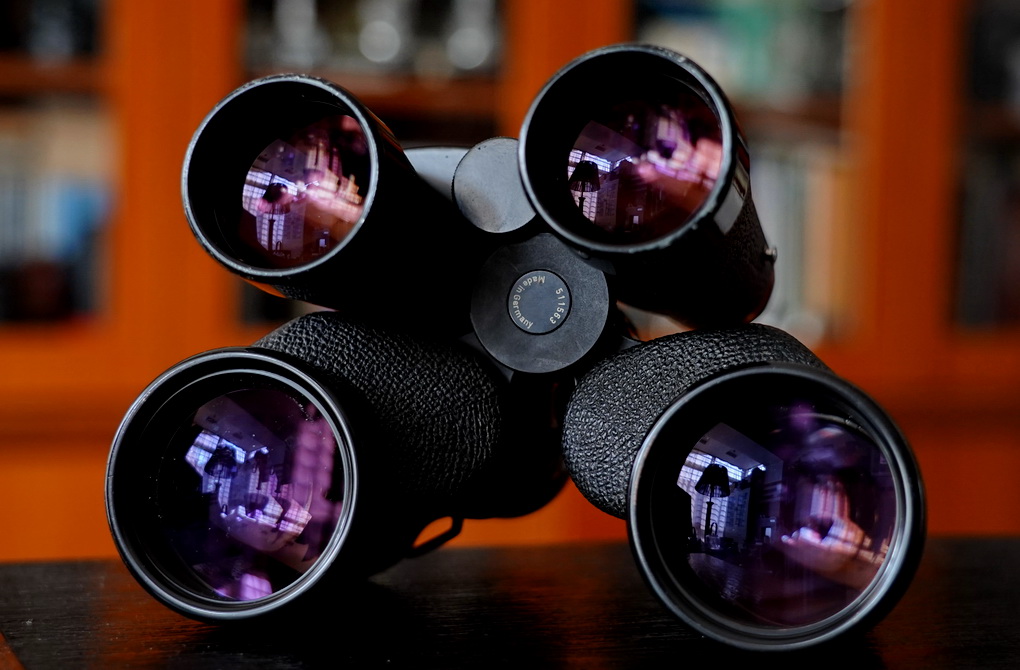 一树梨花压海棠：是*用军**望远镜好？还是名牌望远镜好？