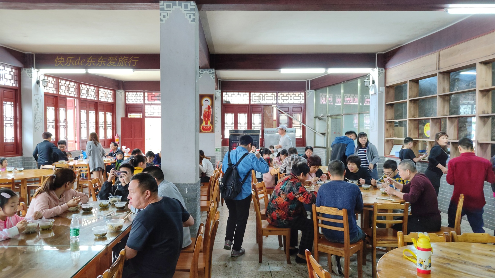 大家纷纷出去赏樱花，我却和老婆偷偷去山里看松树花，收获如何？