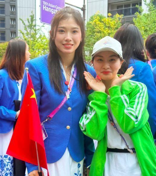 吴艳妮被偶遇，生图身材魁梧壮实，戴大颗粒钻石项链很奢华