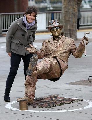 不堪入目，杭州女大学生地铁“奴性”事件遭疯传，网友：震碎三观