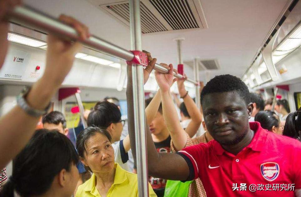 黑人留学生疯狂“*艳猎**”苏联女郎，遭苏联青年狂揍，引发黑人运动