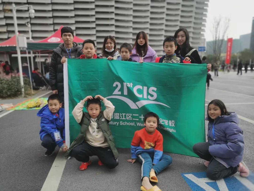 拿奖到手软的学生,拿奖状拿到手软