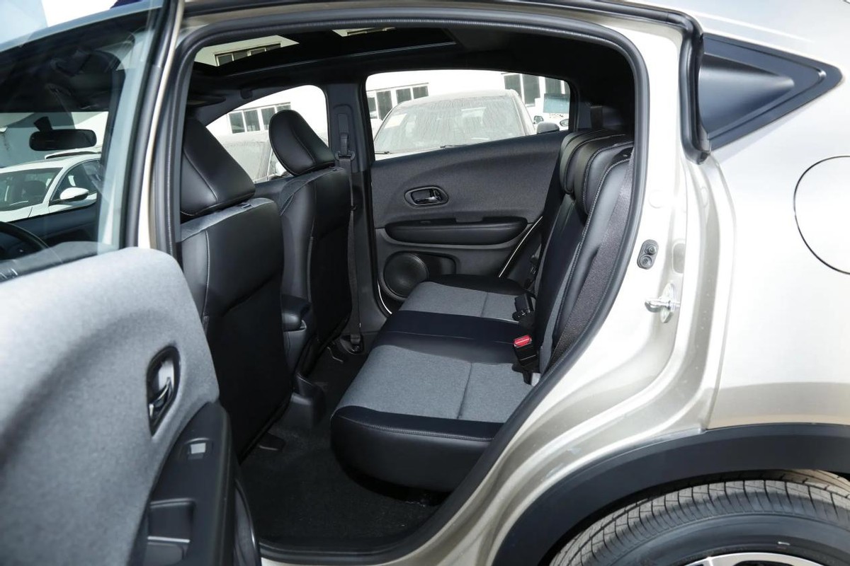 手握12万选家用车，要空间大，还要舒适，本田、五菱谁更懂国人？