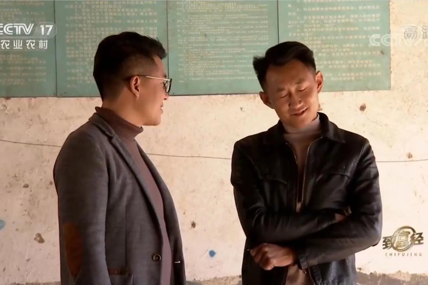 男子承包900亩荒山创业,小伙承包500亩地种特产如今暴富