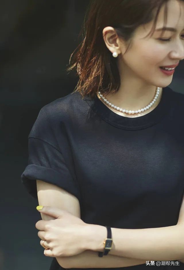 怎么戴珍珠显得不老气,穿什么衣服搭配珍珠更显高级