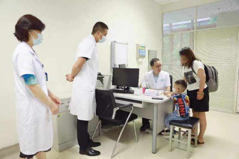 四川大学华西第二医院联合首都医科大学附属北京友谊医院举办“新肝宝贝健康成长”大型义诊活动