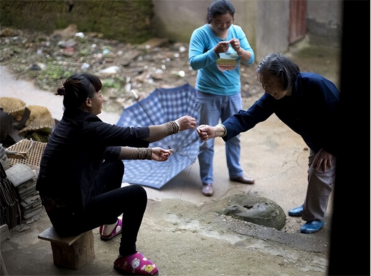 揭秘“双性人”真实生活！上身女人下身男人，为避险独居深山40年