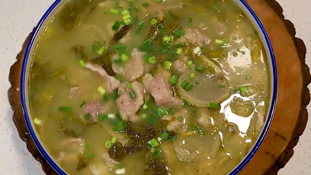 四川名菜酸菜滑肉汤教程,酸菜滑肉汤的做法王刚