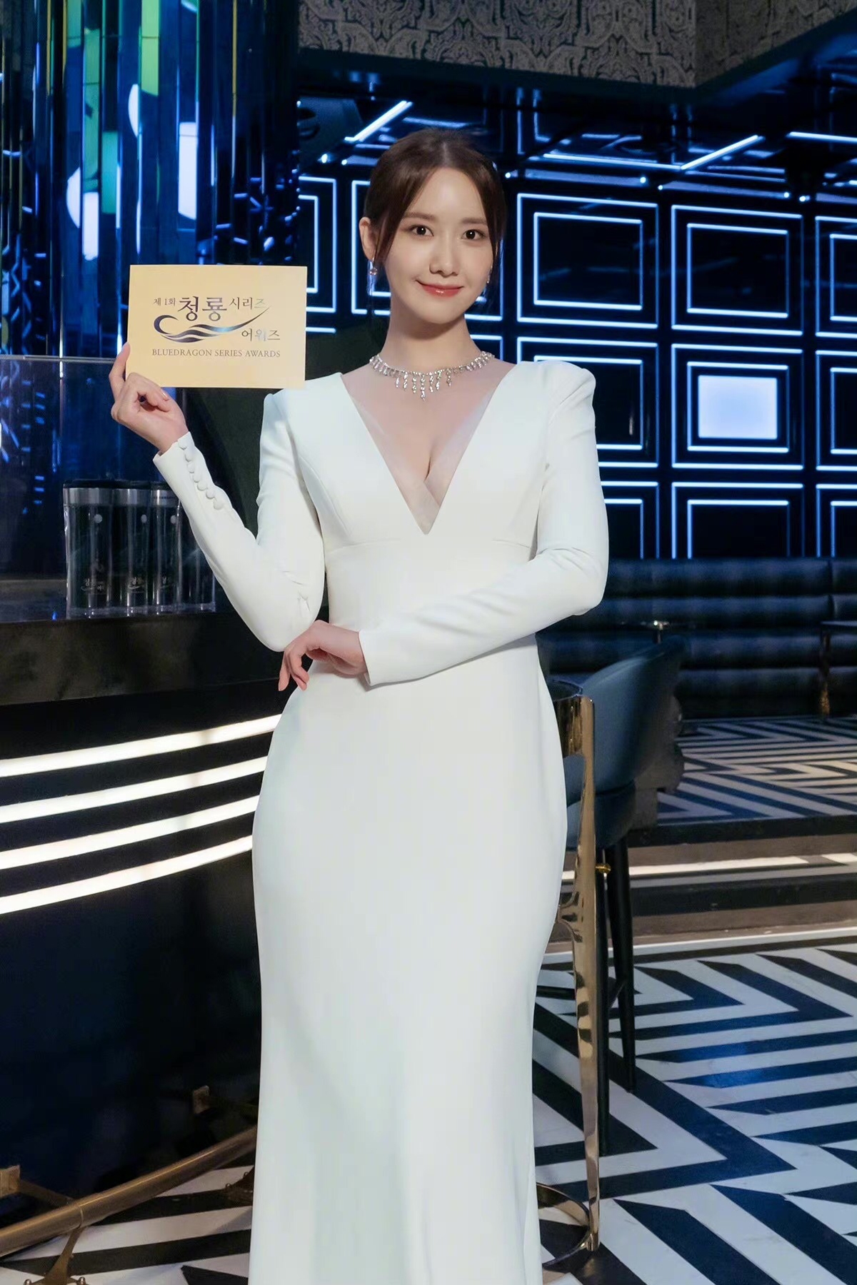 韩女星露背装走红毯,韩国女明星走红毯穿深v