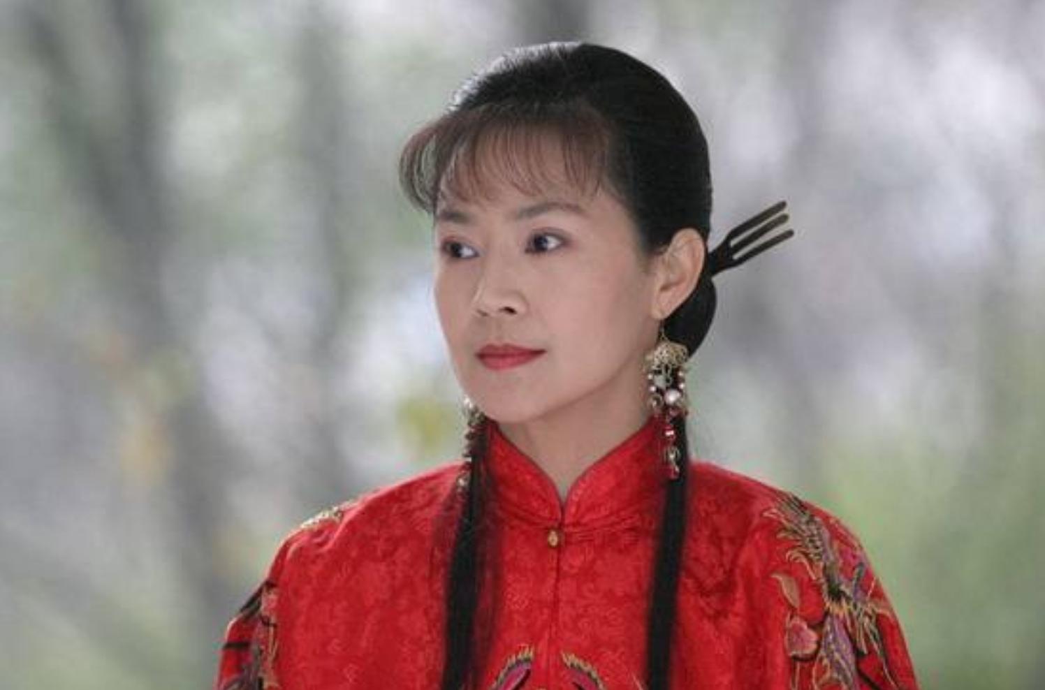 “最美婉君”与丈夫恋爱10年，生一双儿女，今58岁的她怎样了？