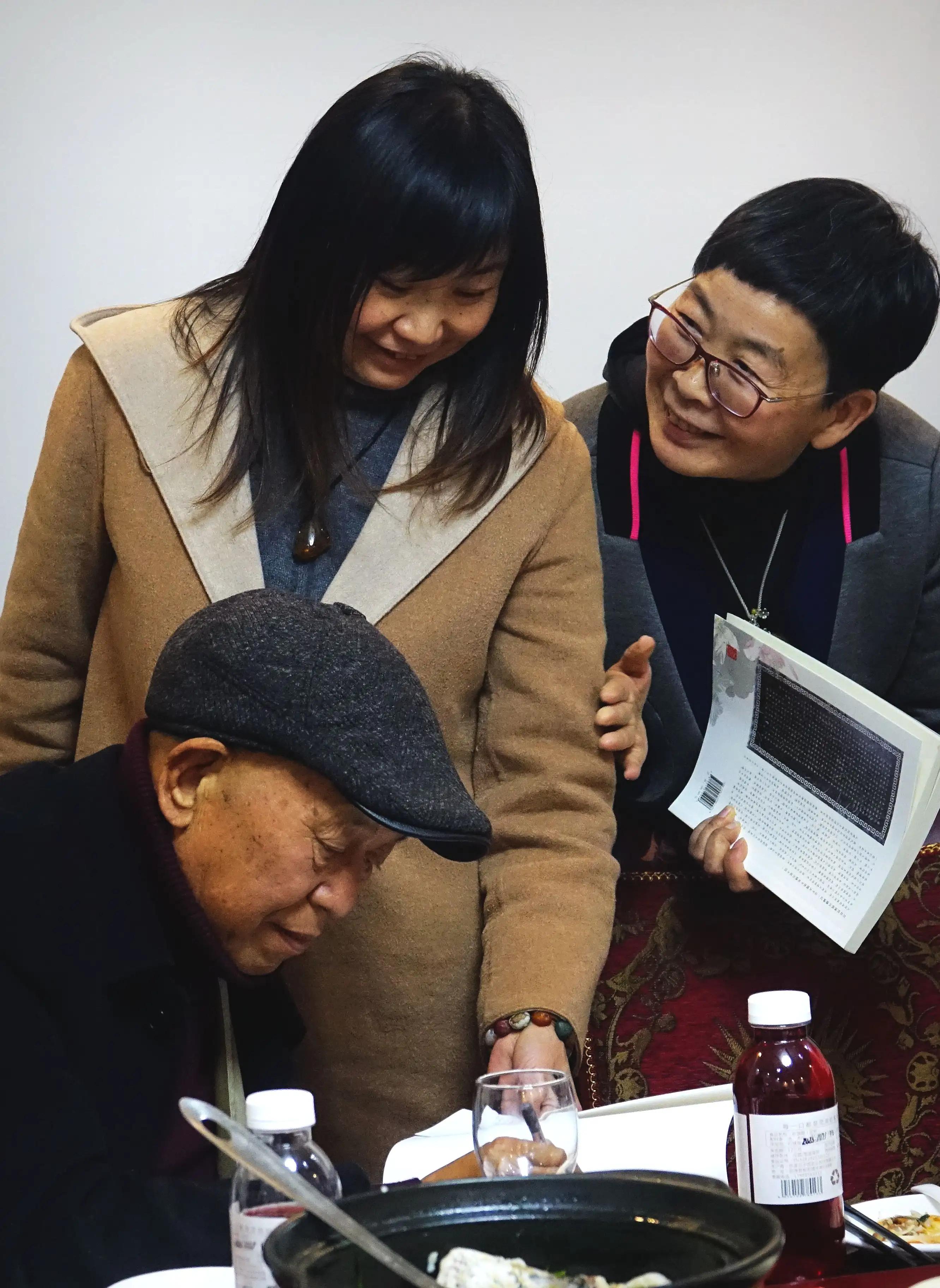 纪实：辞别三年疫情老友聚会祝贺教授新书文坛添花