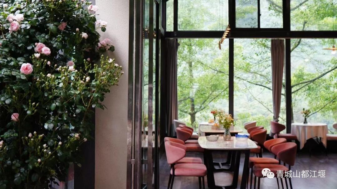 来都江堰的山间溪畔赴一场“好食光”！青山间的火锅店、花园里的小食堂......赏景美食两不误~