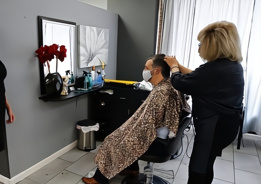 12年前哈佛毕业生为买房,厕纸反复用,棉袜穿成*袜丝**,买了几套房？