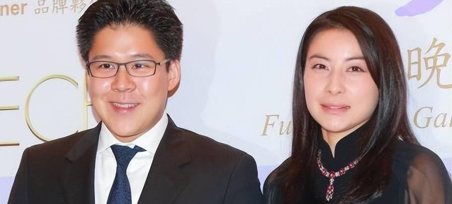 原创霍启刚与美女球手热聊,碰到对方私密部位,女方肤白貌美