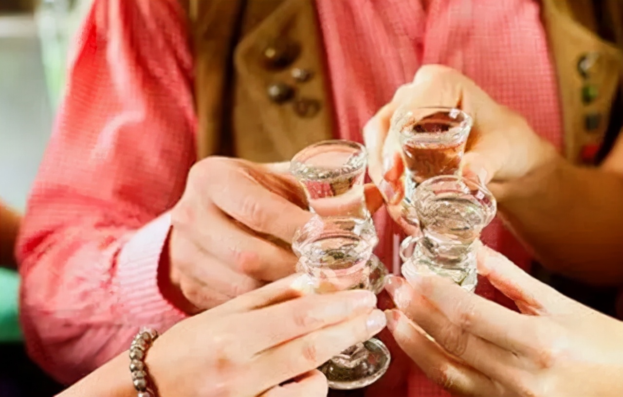 和大人一块喝酒有哪些规矩,和大人喝酒礼仪及说话技巧