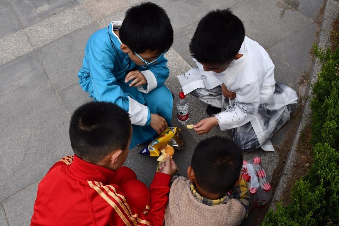 零食放桌上随便吃，孩子却不乱吃，就因为我立了个“规矩”