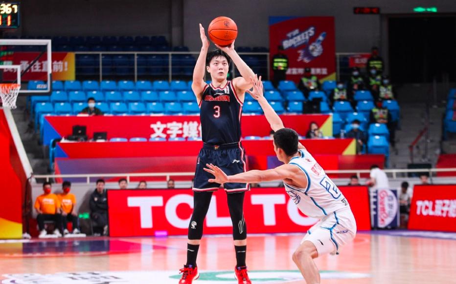 曾凡博cba首秀砍下7分8篮板2盖帽,cba曾凡博十大盖帽