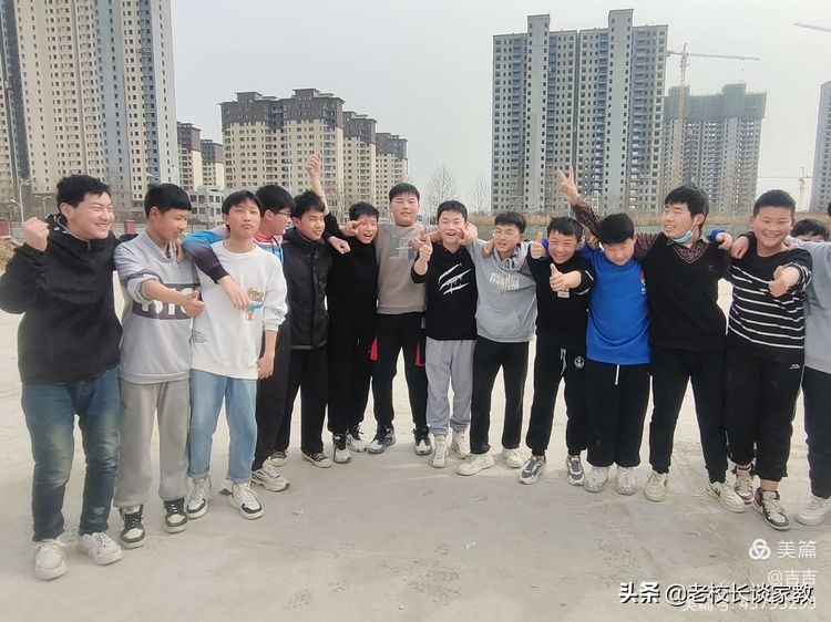 学校拔河比赛点面结合,学校拔河比赛精彩瞬间