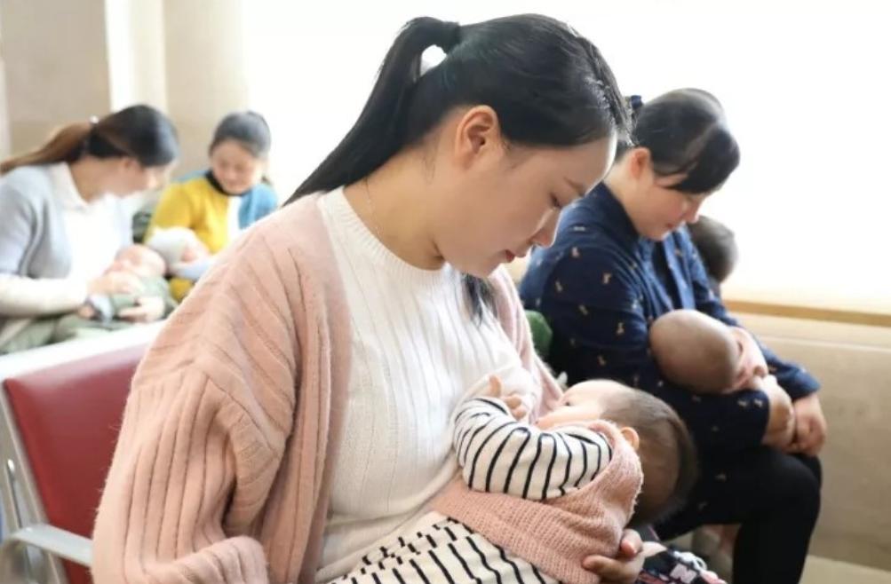 奶水不够怎么能知道宝宝吃饱了,宝宝5个月了奶水不够怎样追奶