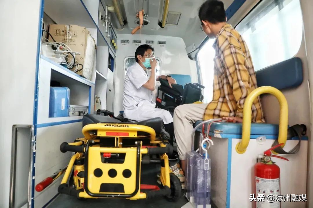 他用沾满泥巴的手签收大学录取通知书,学校:与你相约一起看海!