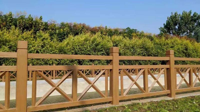 南昌仿木水泥护栏厂家直销,防爬型铁艺护栏围墙多少钱一米