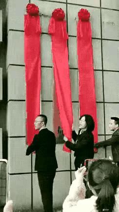 一哥们在殡仪馆守灵，闲着无聊，半夜用手机搜附近的人