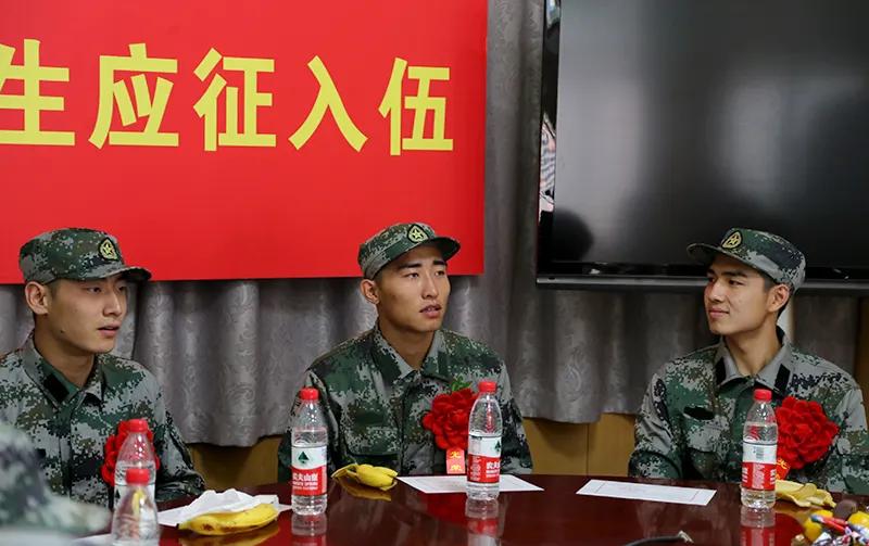 在校大学生当兵还是毕业后当兵好,大学期间当兵和毕业当兵的区别