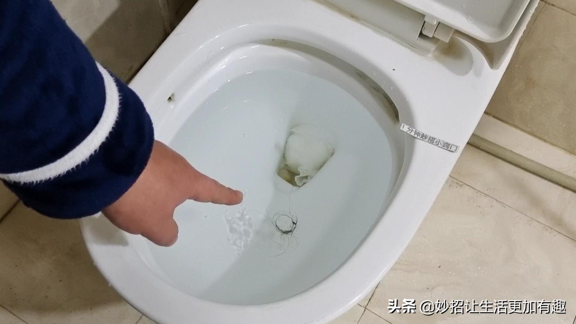 不管马桶怎么堵？老师傅教你用这种方法，不用任何疏通器