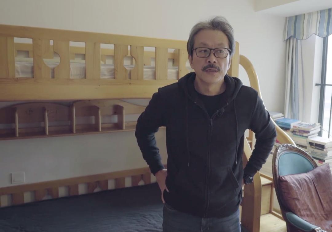 60岁老人直播还债1.2亿，曾是重庆富豪，雇5个保姆一条毛巾2000块