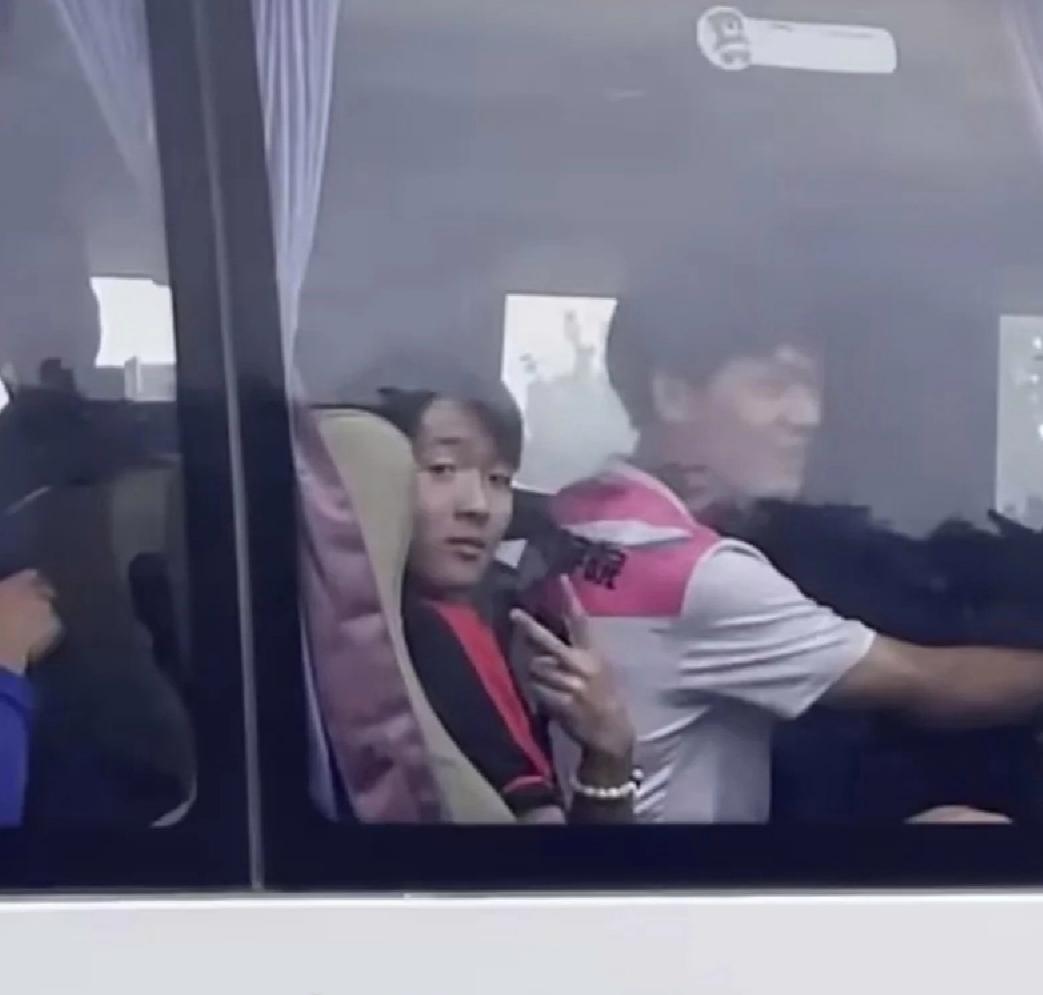 高校篮球场打架冲突视频后续,高校学生打球发生冲突