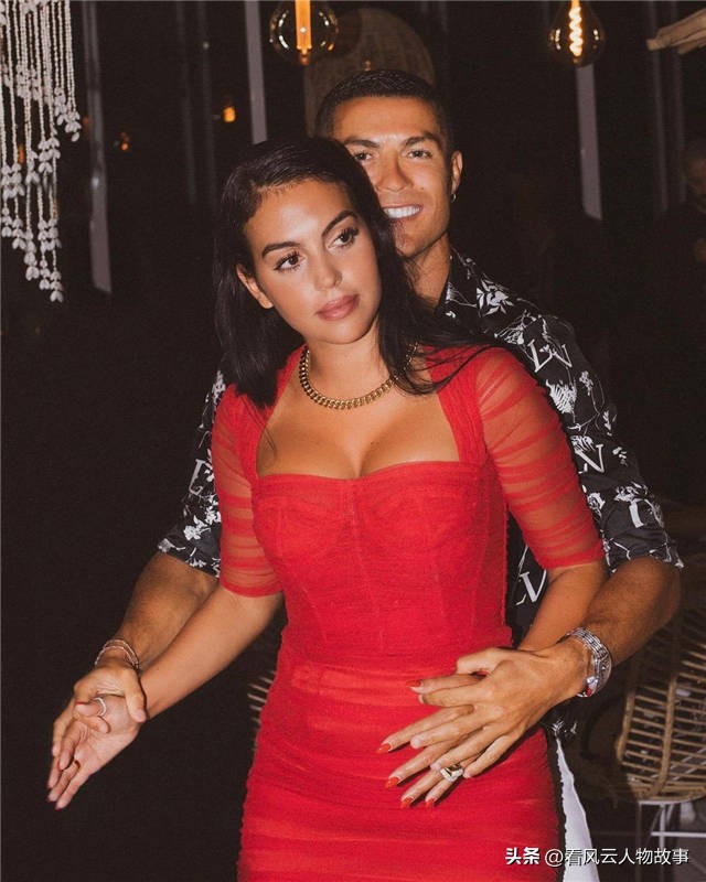 C罗14年奋斗看巨星生活有多爽：粉丝4.8亿资产超40亿女友个个火辣