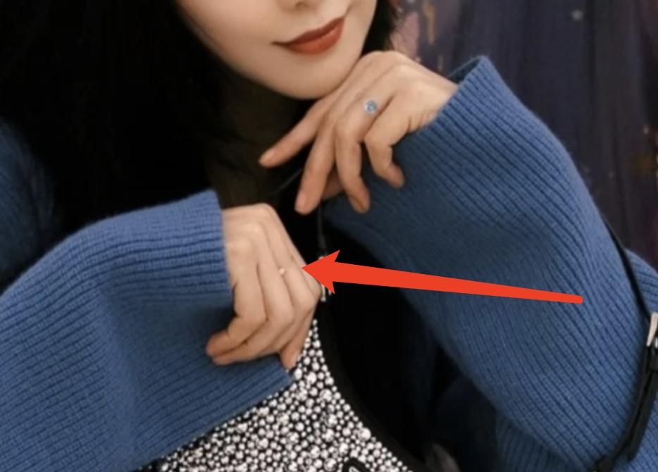 范冰冰穿连衣裙现身手上戒指抢眼,范冰冰现身机场秀红宝石戒指