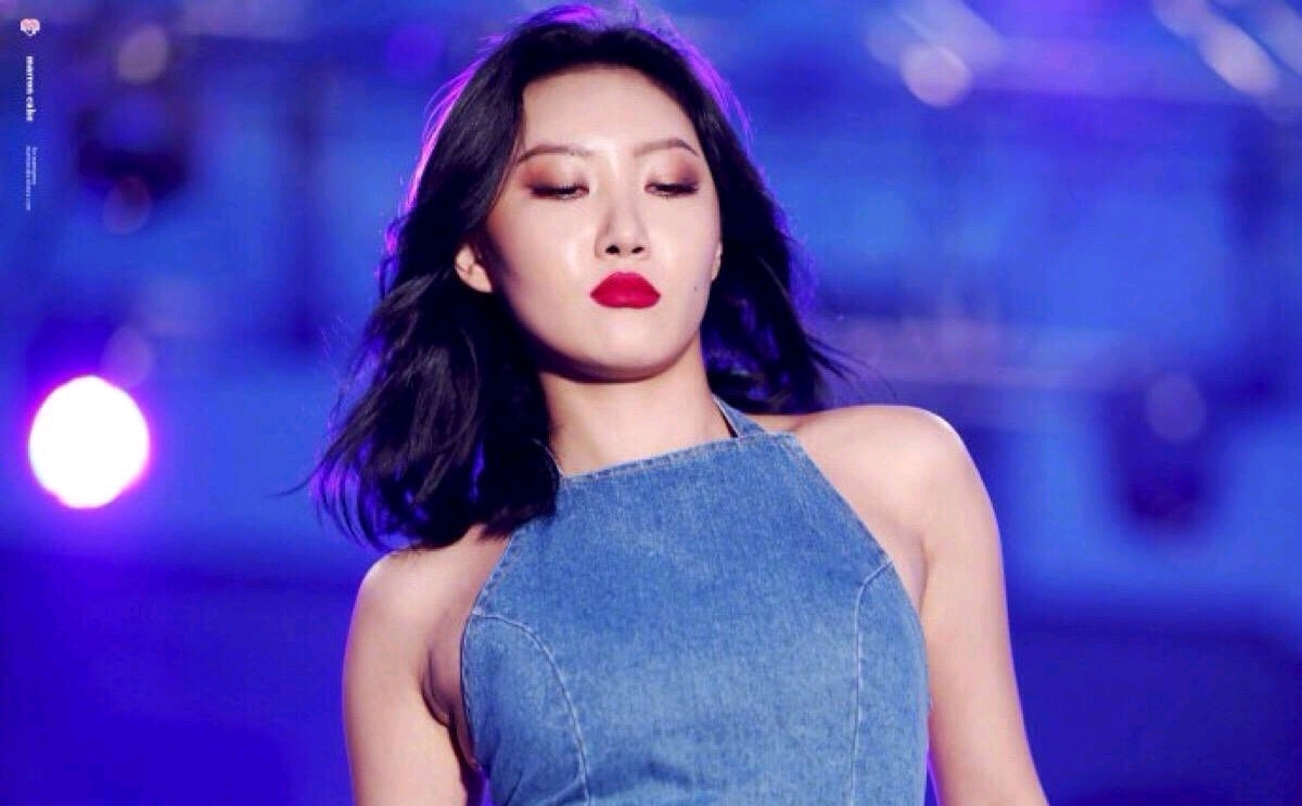 韩国女星舞台上，一摸一舔惹大祸，华莎涉演出淫乱罪被警方传唤