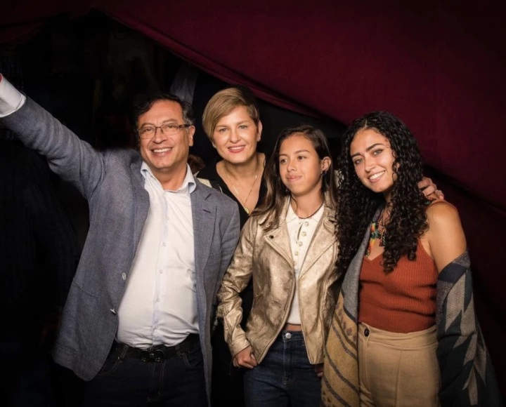 哥伦比亚第一夫人同框西班牙王后，不逊色，国宴上优雅跳舞时奔放