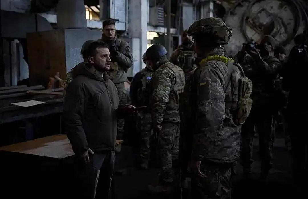 市长被发传票，快递小哥被套路：奇葩征兵下，看泽连斯基泪洒疆场