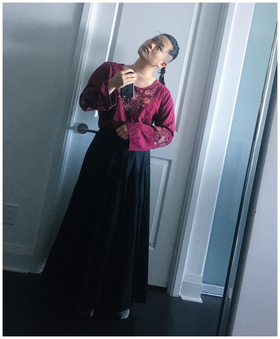 毕福剑女儿撞脸小岳岳！罕晒照留长发打扮很女人，身材壮硕太男人