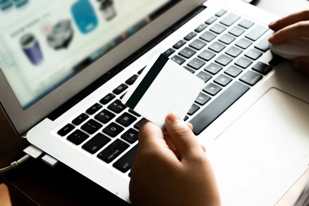 有鬼！直播间里的大牌服饰卖出“骨折价”