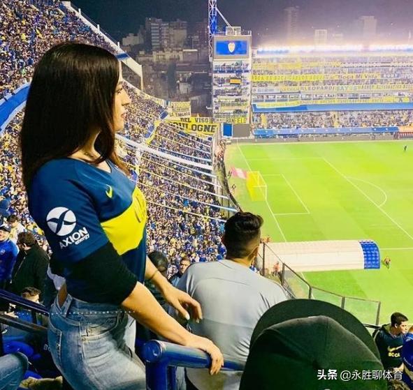 无语！意大利一球迷拍屁股骚扰女记者，称因球队失利愤怒