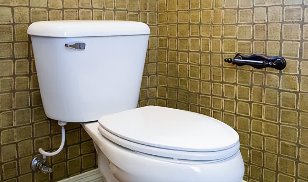 马桶上厕所老是被溅到水,不小心碰到马桶水怎么办