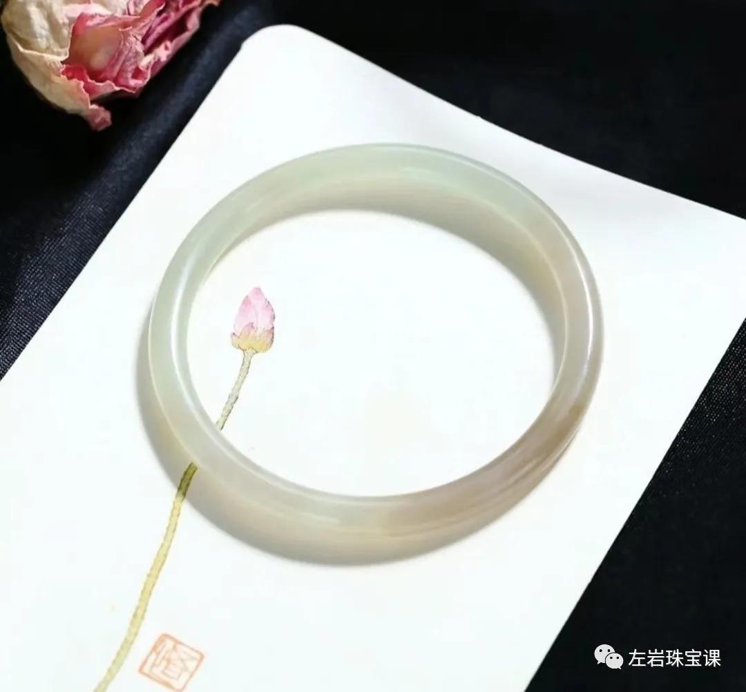 玉镯怎么挑选适合自己,买玉镯怎么选才正确