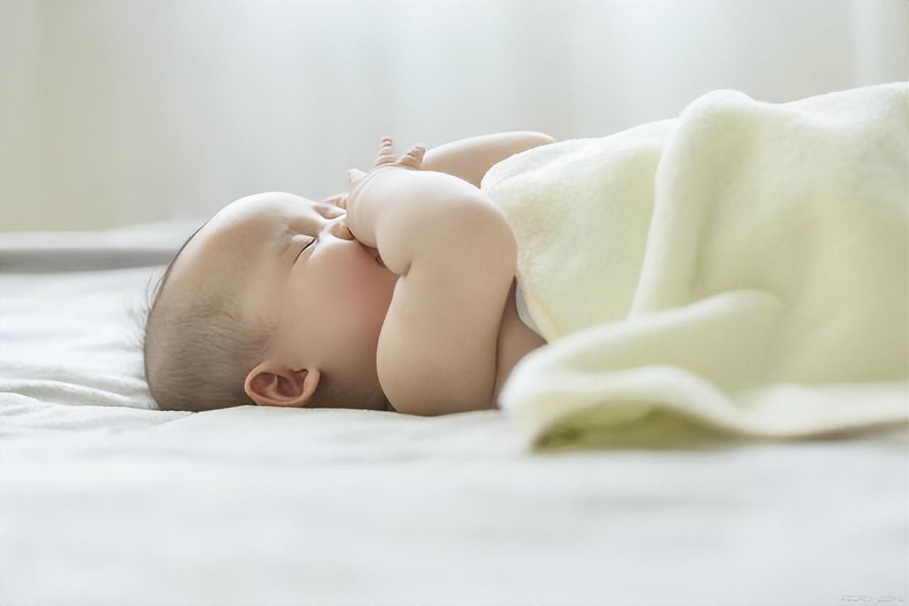 3月龄的宝宝睡眠时间不足,10月龄婴儿一天睡眠时间