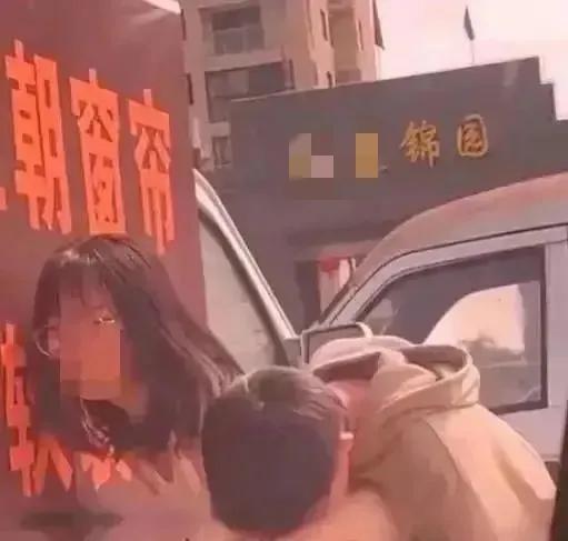 震惊！小情侣大白天公然上演大尺度动作片
