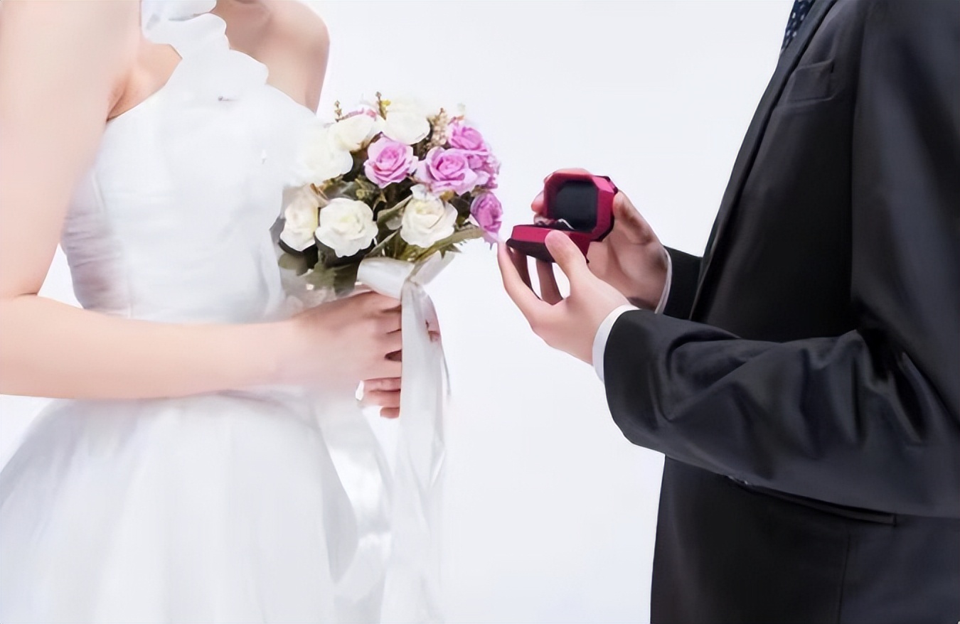 女子醉酒醒来全身赤裸,不久后发现自己怀孕,感觉不是男友的!