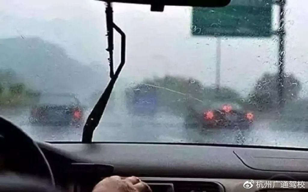 科目二考试下雨的通过率高吗,科目三考试下雨雨刮器怎么使用