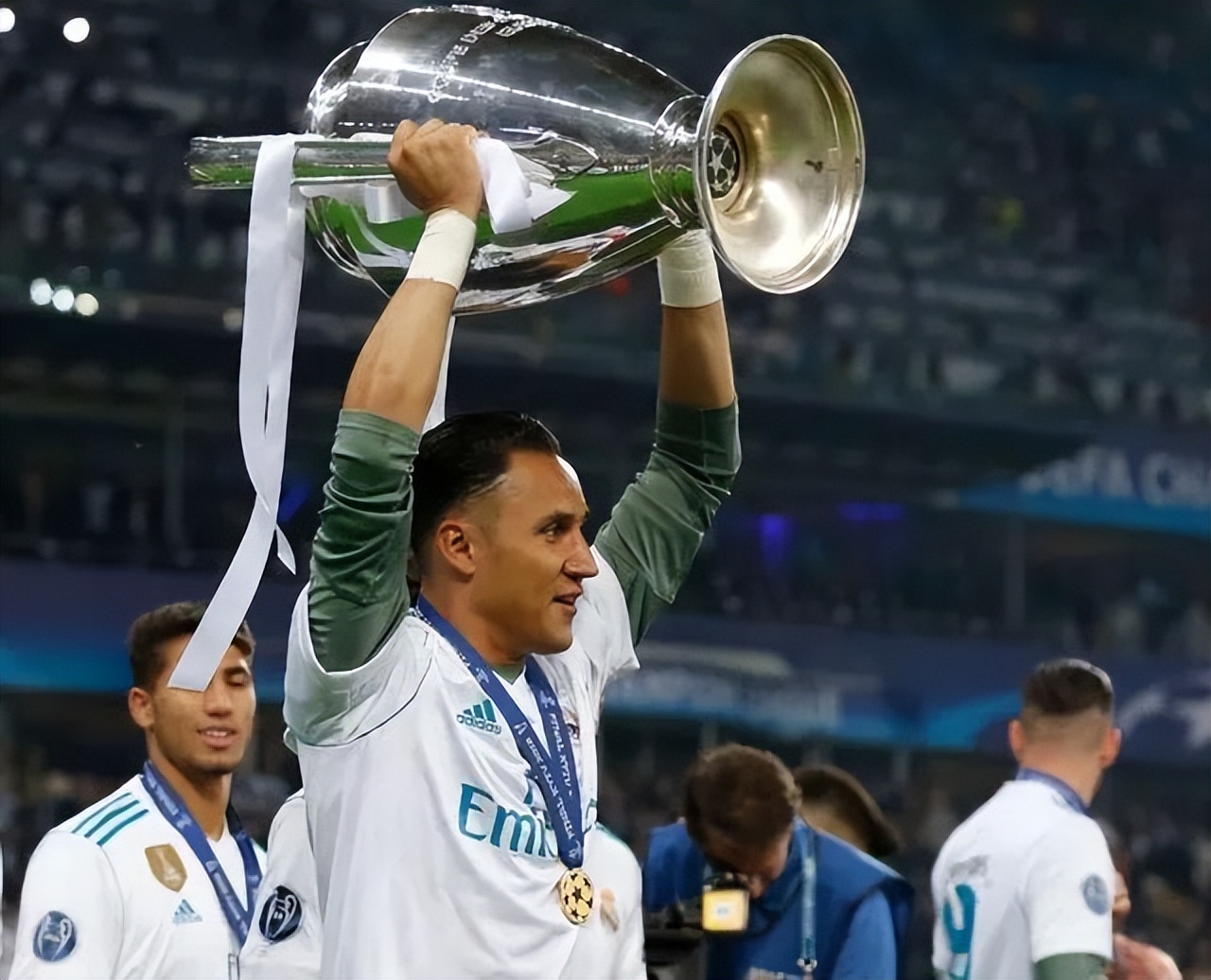 纳瓦斯孤立,纳瓦斯被西班牙安慰