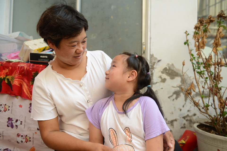 6岁女孩身患罕见病,7岁女儿患罕见病父亲不闻不问