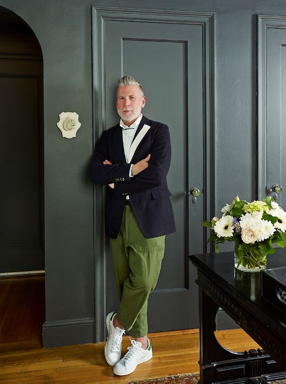 黄杏色和军绿色哪个不过时,军绿色裤子如何穿出高级感